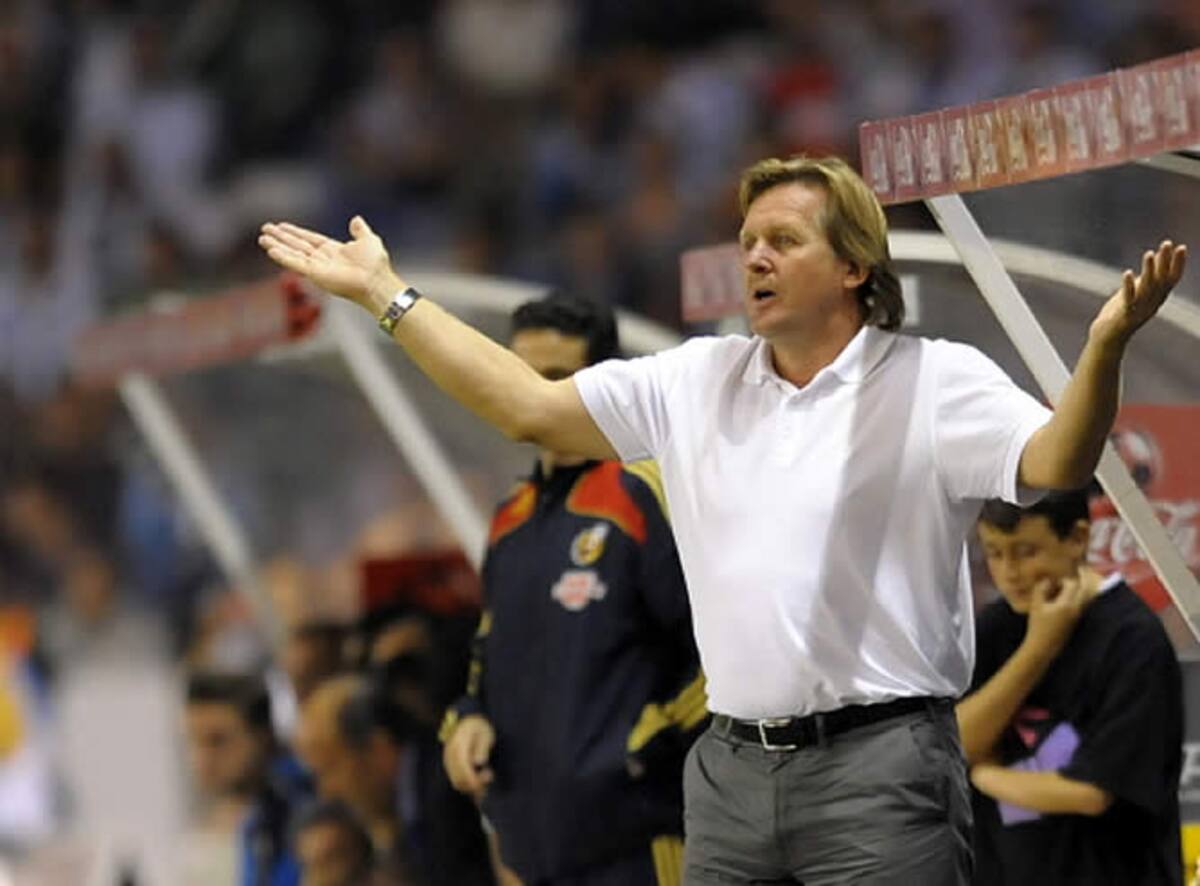 El entrenador, que sólo quiso hablar en relación a lo meramente deportivo, rehusó referirse al jugador brasileño, que este domingo volvió a insistir en su marcha al Chelsea