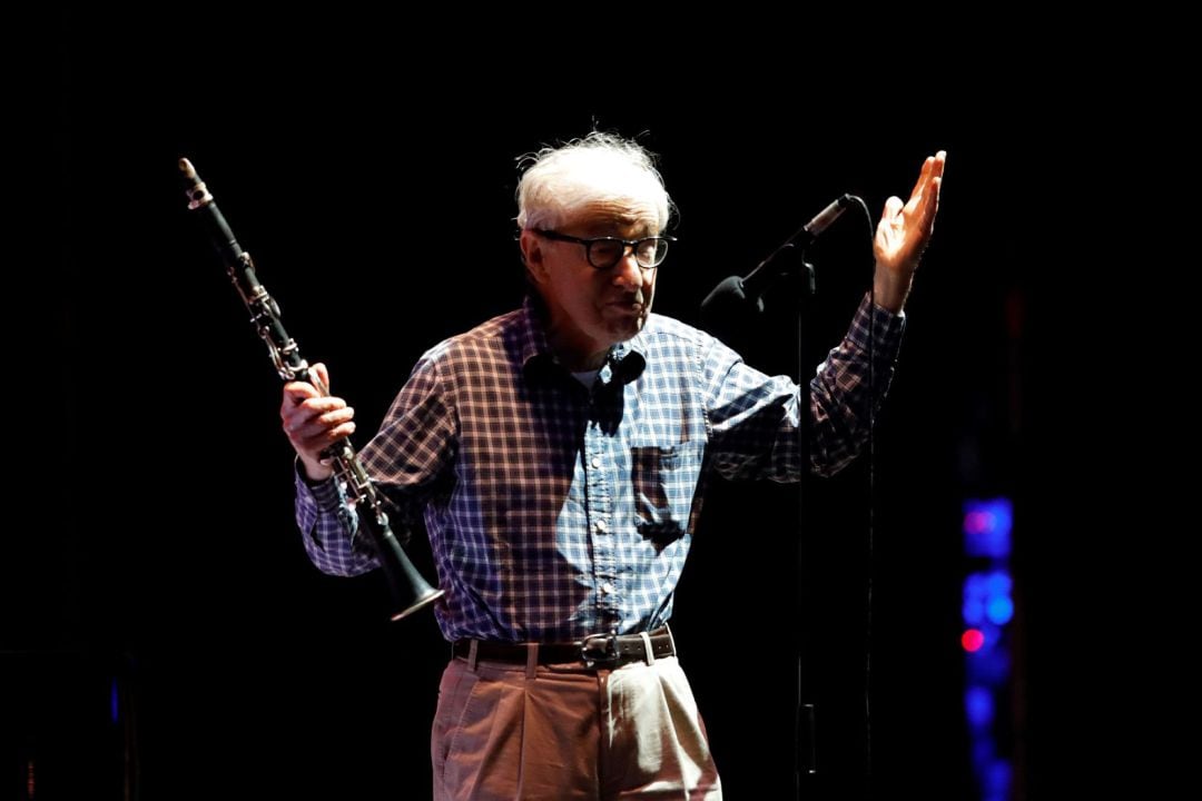 El director de cine y clarinetista Woody Allen, acompañado de The Eddy Davis New Orleans Jazz Band, durante el concierto inaugural de la cuarta edición del ciclo Noches del Botánico ofrecido esta noche en la Ciudad Universitaria, en Madrid