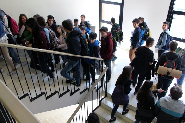 Alumnes al centre d'FP d'Aixovall. Des d'avui se sotmeten a la Prova oficial del batxillerat professional.