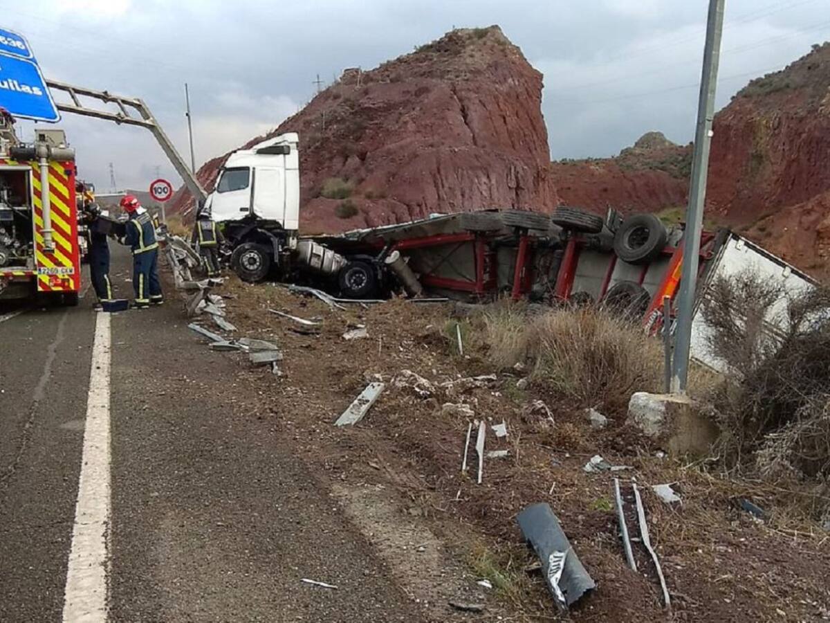 Rescatan al conductor de un camión accidentado en Lorca