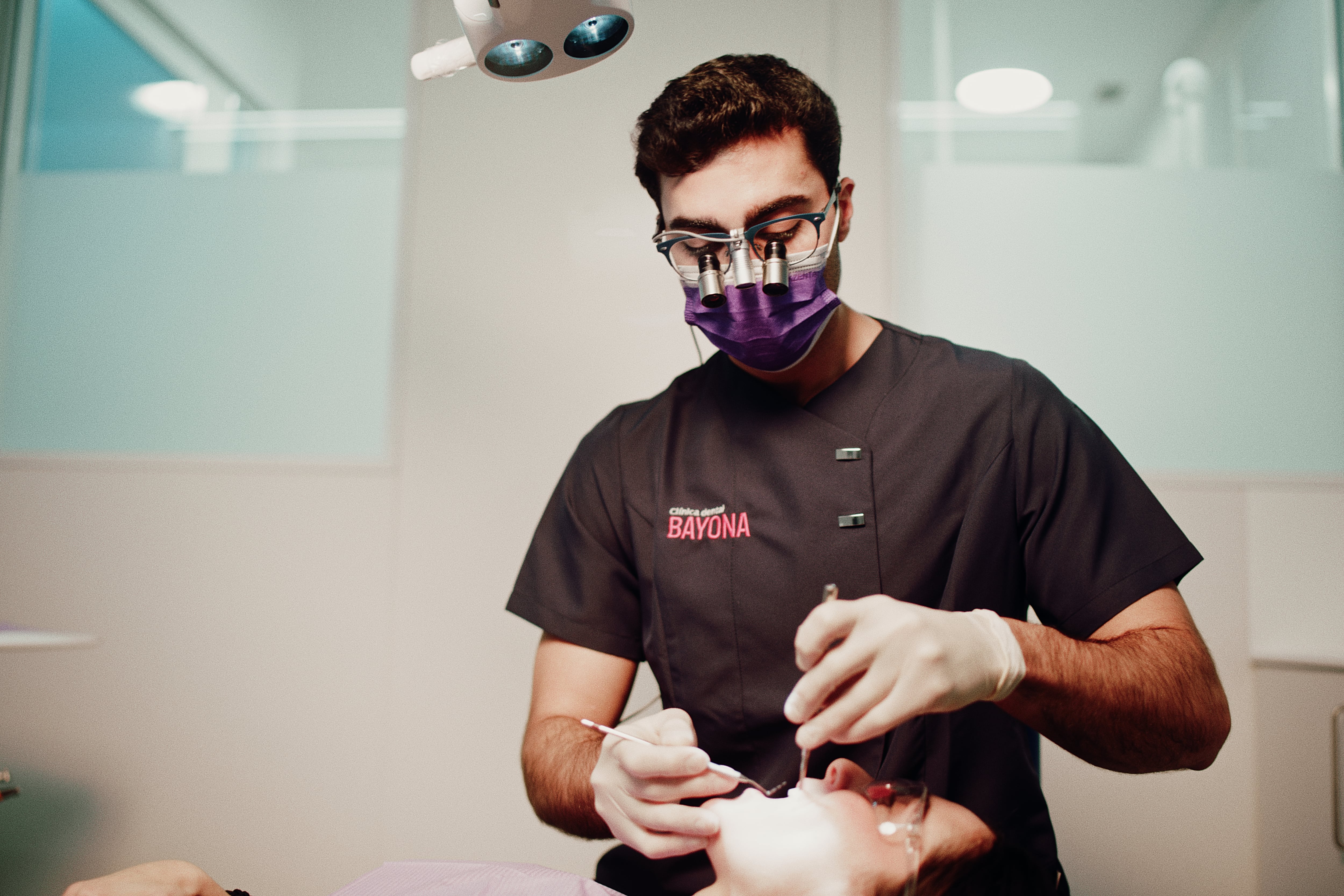 Odontólogo de Clínica Dental Bayona durante un procedimiento clínico