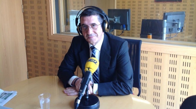 Patxi López en los estudios de la Cadena SER en Vitoria