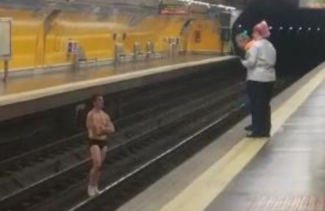 Un hombre paraliza la circulación del metro de Madrid tras bajar a las vías en ropa interior