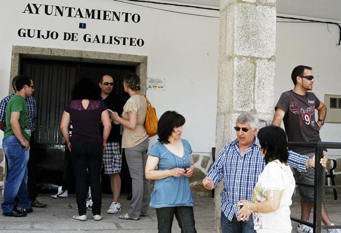 Varios vecinos, a las puertas del Ayuntamiento de Guijo de Galisteo