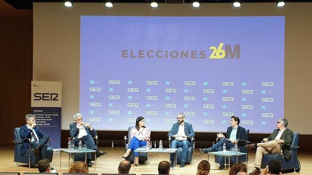 De izquierda a derecha, Javier Ceruti (Ciudadanos),José María Fuentes Pila (PRC),Gema Igual (PP), Fermín Mier director del debate, Pedro Casares (PSOE) y Miguel Saro (Unidas por Santander).