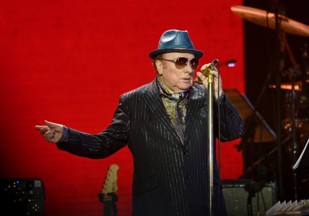 Van Morrison durante un concierto en 2021