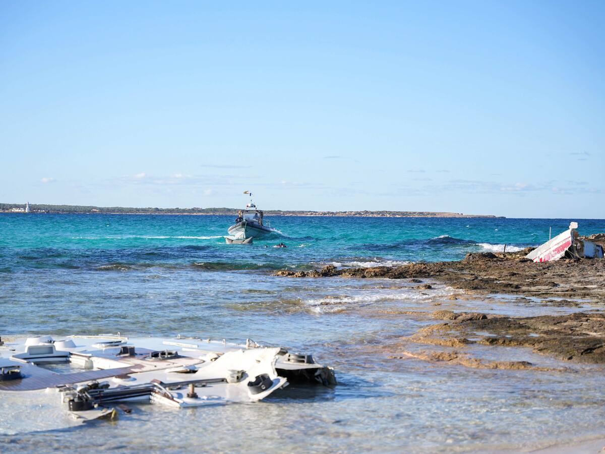 El Consell de Formentera da por finalizada la retirada de los restos de la embarcación Helisara