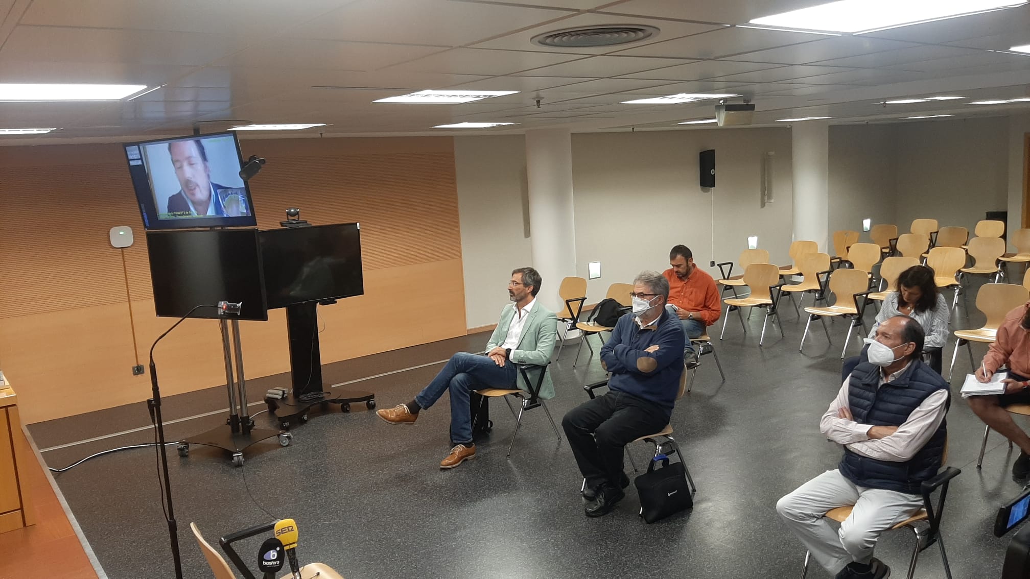 Los acusados escuchando la declaración del testigo Ignacio Calatayud por videoconferencia.