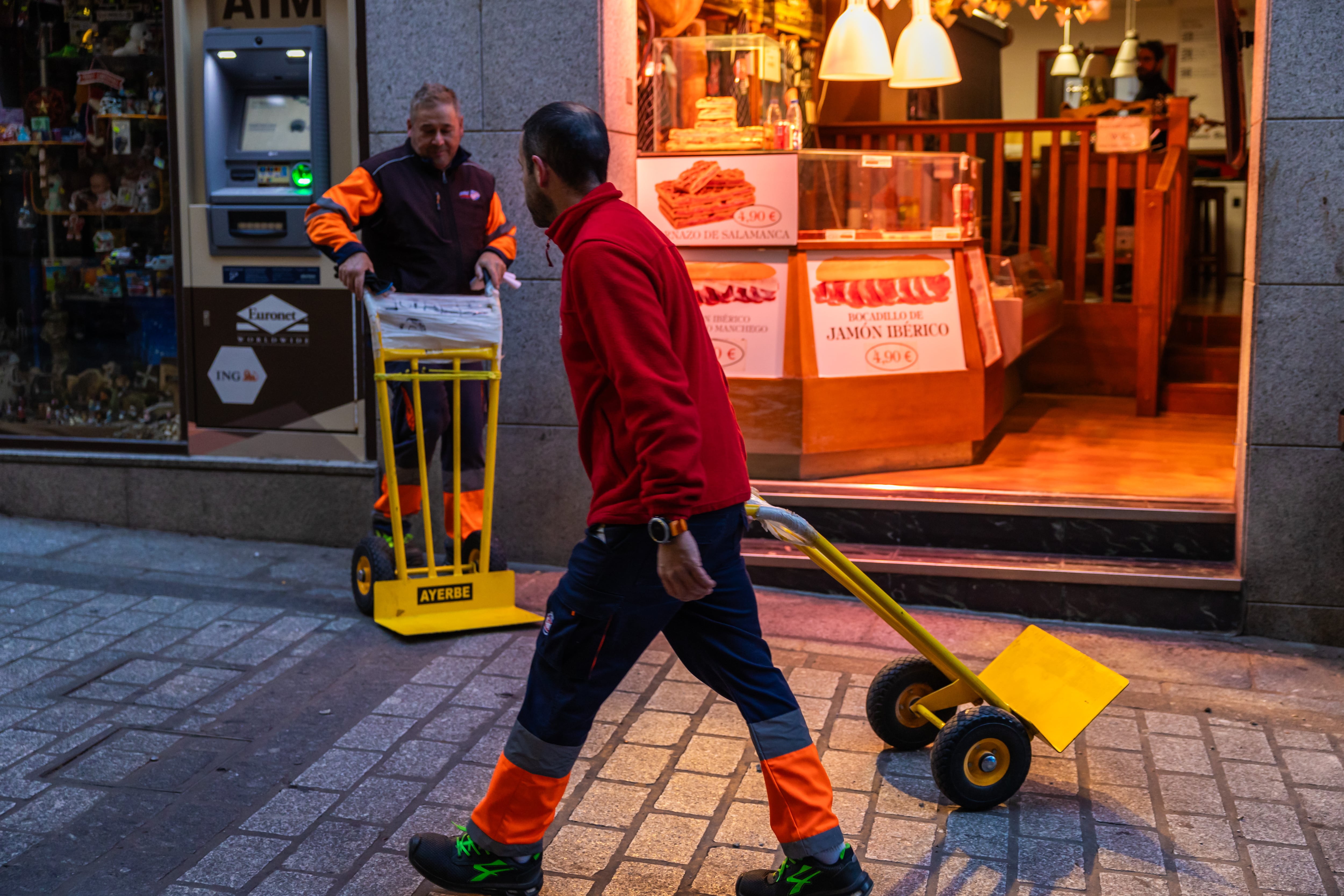 Dos hombres trabajan en las calles de Toledo este viernes cuando el Ministerio de Trabajo ha informado de que el mercado laboral sumó 501.952 afiliados en 2024 cerrando el año por encima de los 21,3 millones de ocupados, mientras que el desempleo se redujo en 146.738 personas hasta los 2,56 millones, la menor cifra en 17 años, desde diciembre de 2007. EFE/Ángeles Visdómine