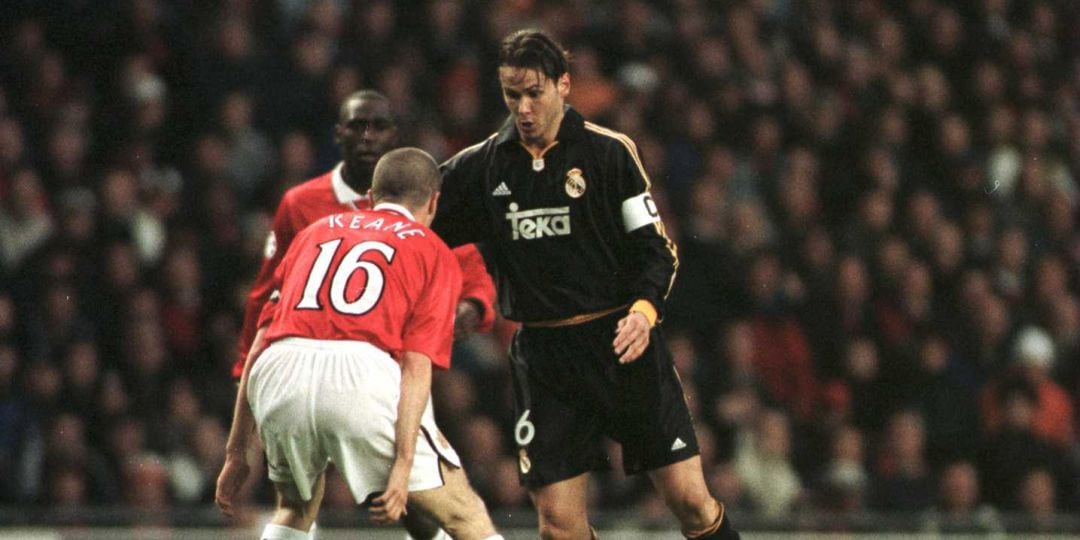 Fernando Redondo, durante el encuentro de vuelta de cuartos de final de la Champions del año 2000 ante el Manchester United en Old Trafford