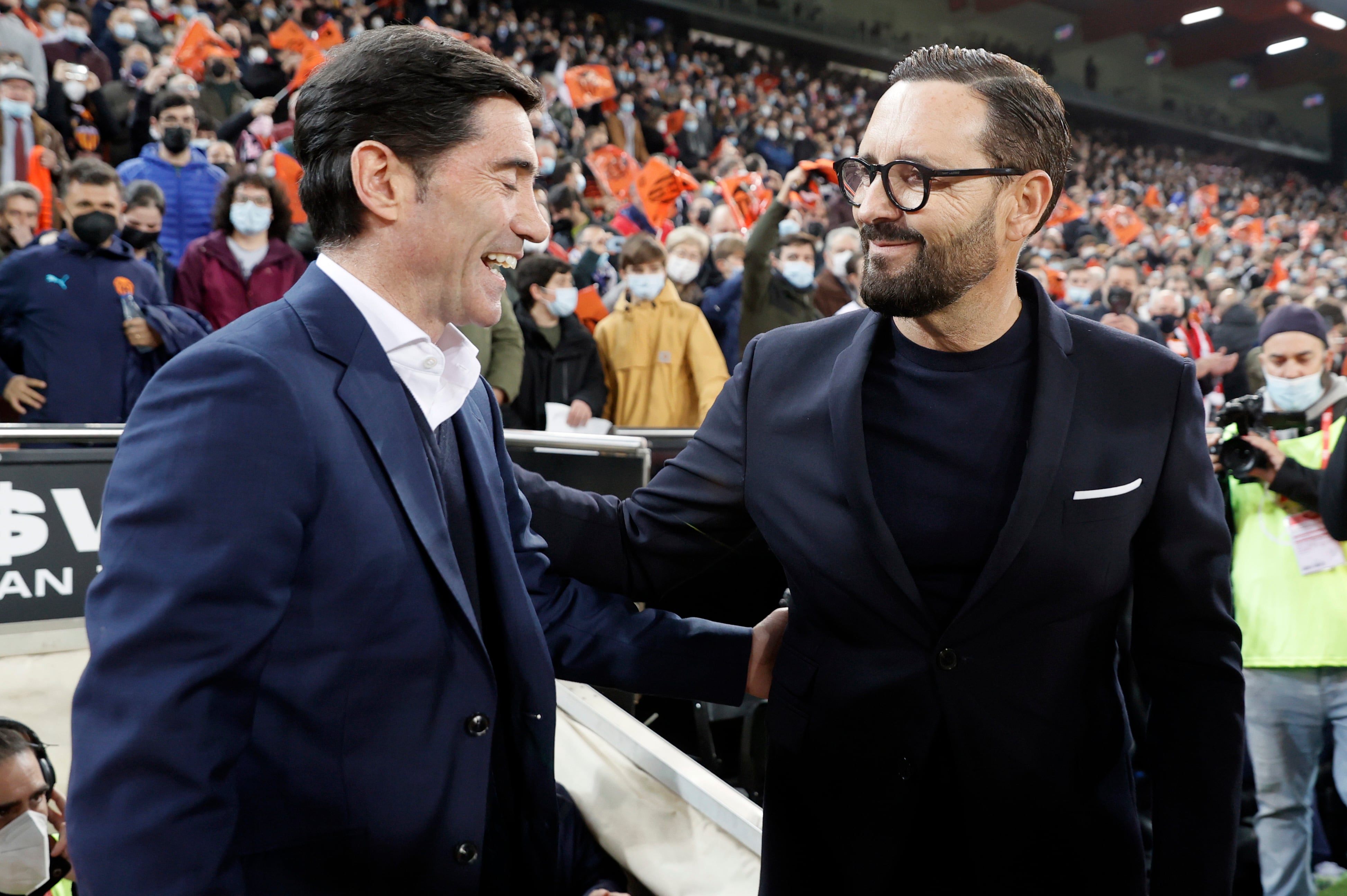 VALENCIA, 02/03/2022.- El entrenador del Valencia, José Bordalás (d), saluda al entrenador del Athletic Club, Marcelino García Toral (i), momentos antes del partido de vuelta de las semifinales de la Copa del Rey que Valencia y Athletic disputan este miércoles en el estadio de Mestalla. EFE/Kai Forsteling
