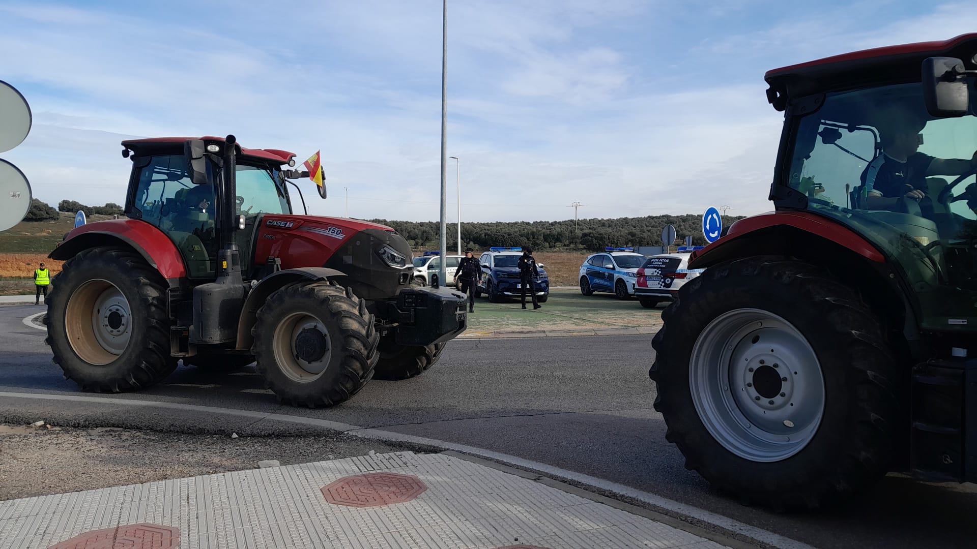 Tractores llegando a Puertollano, con  gran despliegue de fuerzas de seguridad