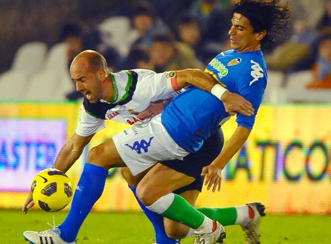 Los jugadores Gonzalo Colsa y Tino Costa en un momento del partido entre el Racing de Santander y el Valencia correspondiente a la jornada 20 de la Liga BBVA