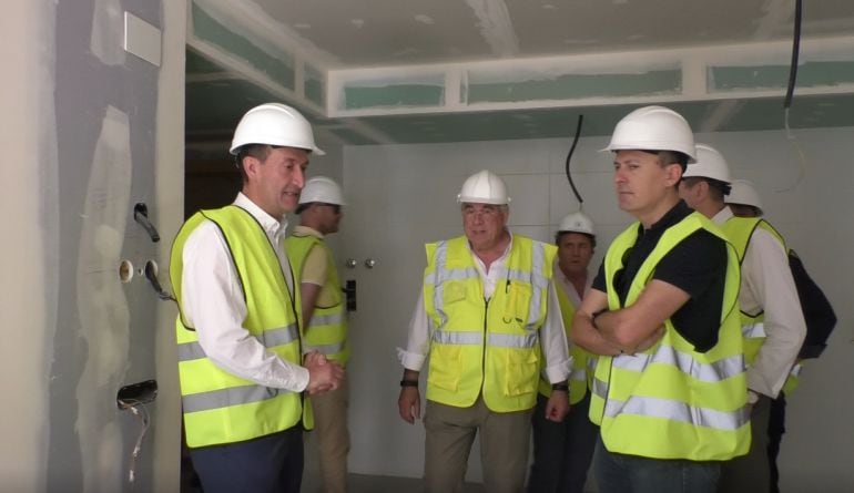 El Alcalde de Elche junto con el concejal de Urbanismo visitando las obras de San Antón