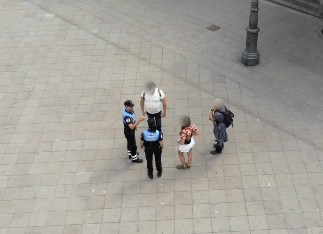 Intervención de la Policía Local en la plaza de Santa Ana