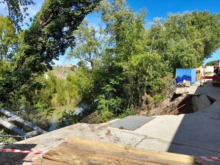 El derrumbe del punto de apoyo ha dejado un gran agujero tras el arrastre del terreno