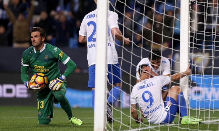 Charles celebra con Chory el segundo tanto del Málaga