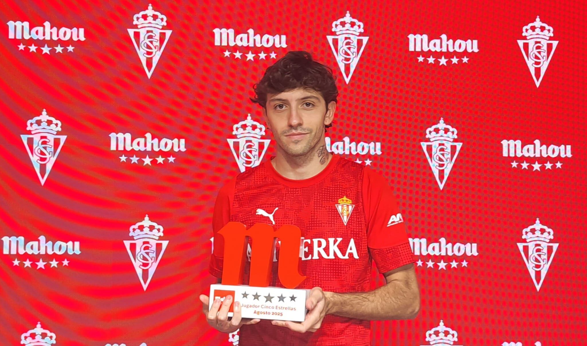 César Gelabert recoge el Trofeo Jugador Cinco Estrellas como mejor futbolista del Sporting del mes de agosto.