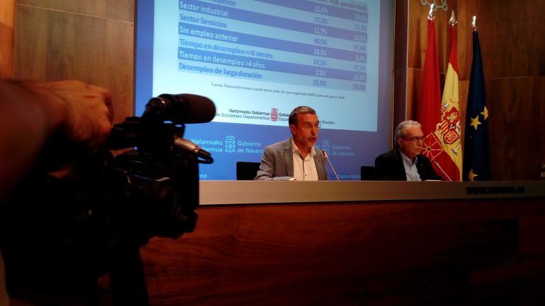 Comparecencia del vicepresidente de Derechos Sociales, Miguel Laparra en la sala de prensa del Gobierno de Navarra