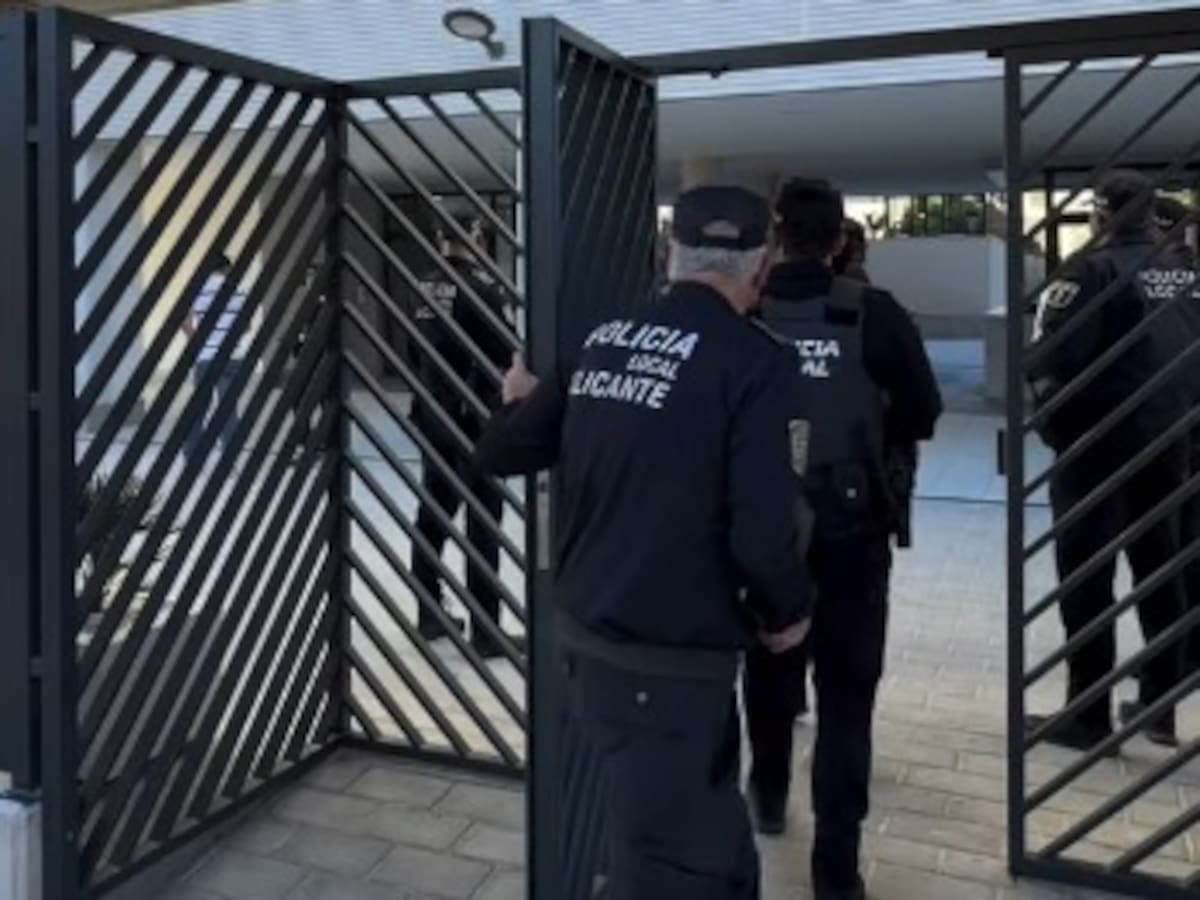 La Policía Local inspecciona "piso por piso" la urbanización Les Naus de Alicante para verificar los datos de los residentes