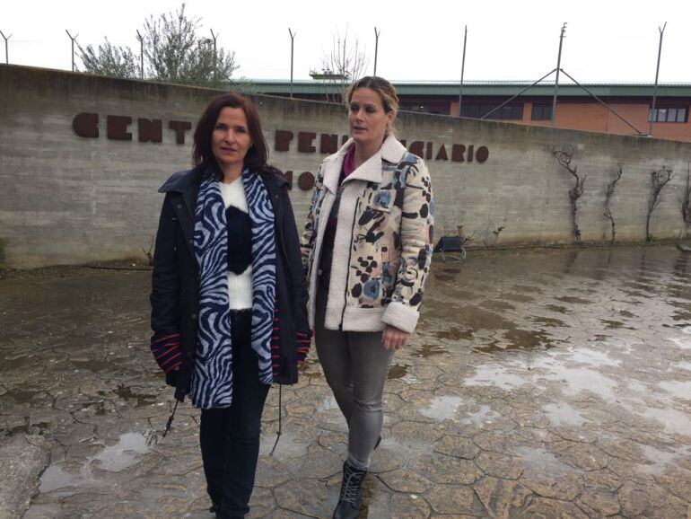 Mª Luz Martínez Seijo y Zaida Cantera a las puertas del Centro Penitenciario