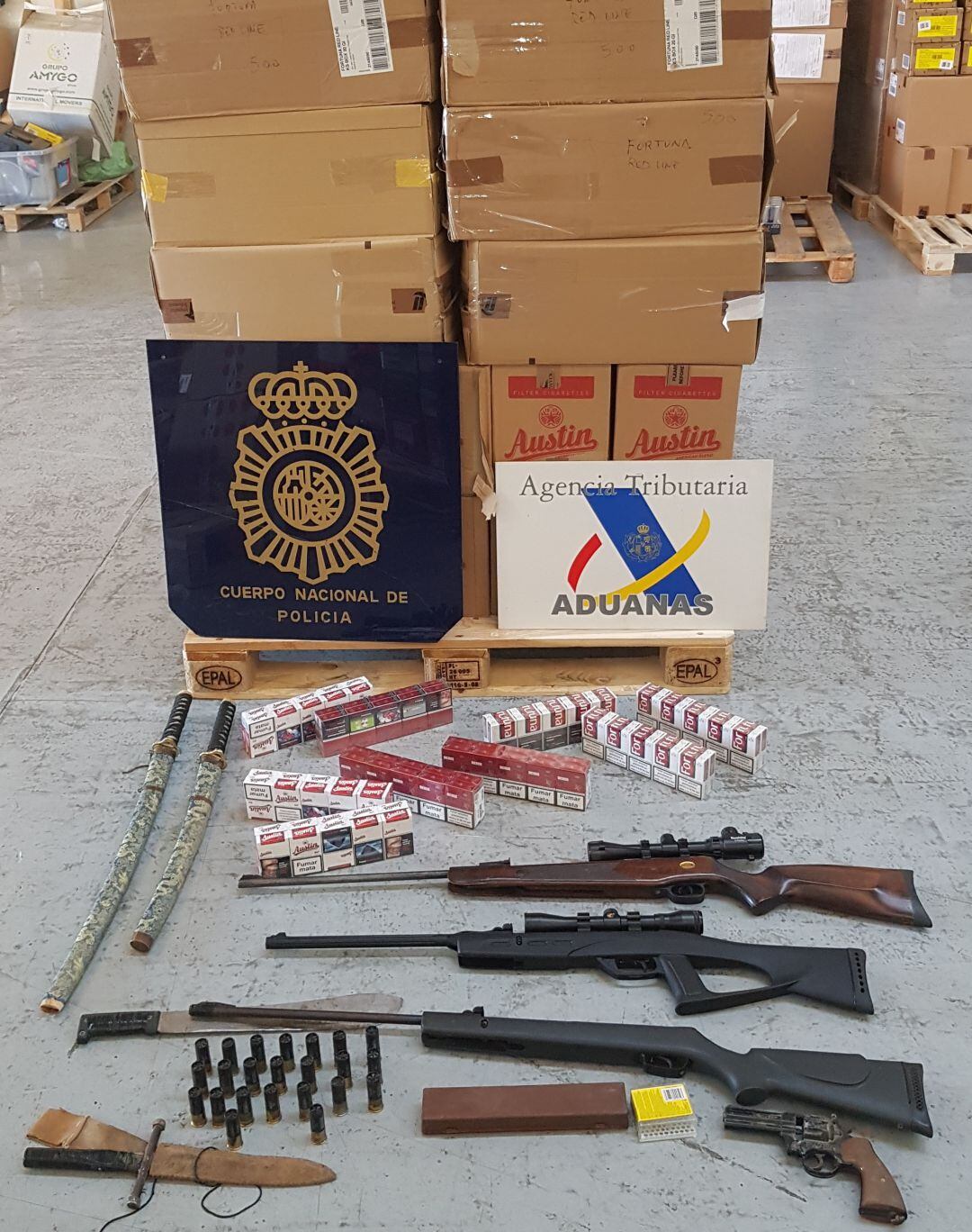 Tabaco y armas incautadas en la operación 