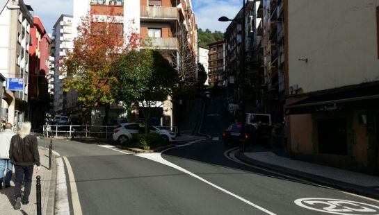 Azkuene kalea, a un lado Pasaia al otro San Sebastián