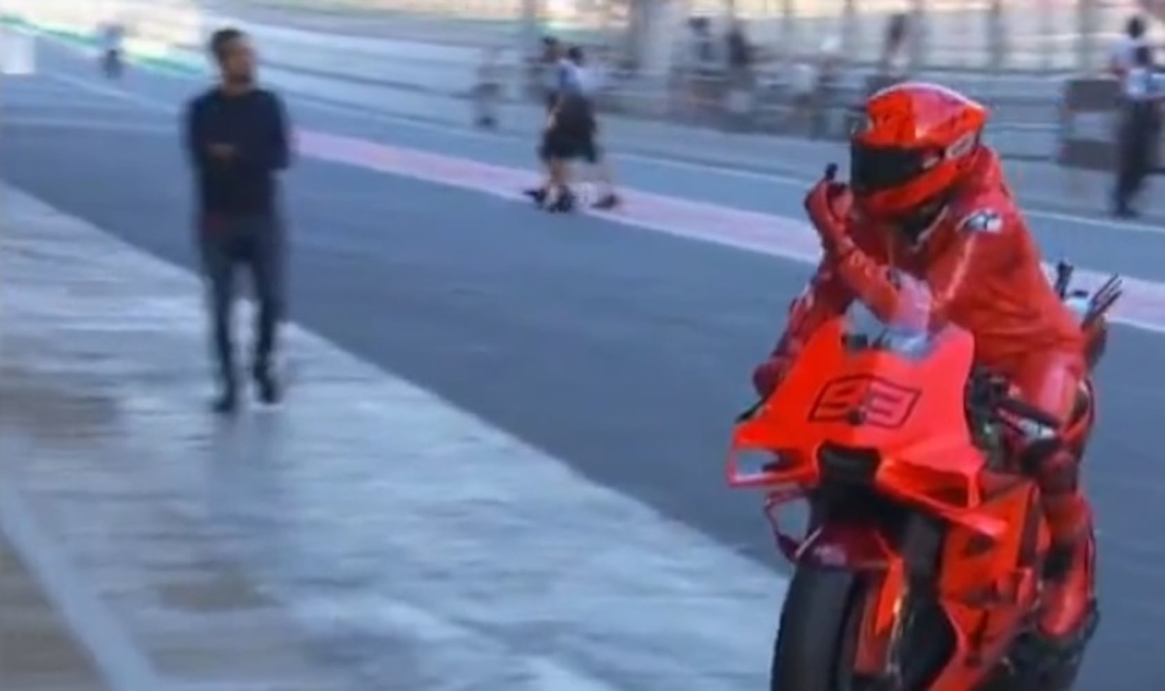 El piloto Marc Márquez dedica una peineta al &#039;box&#039; de su hermano Álex