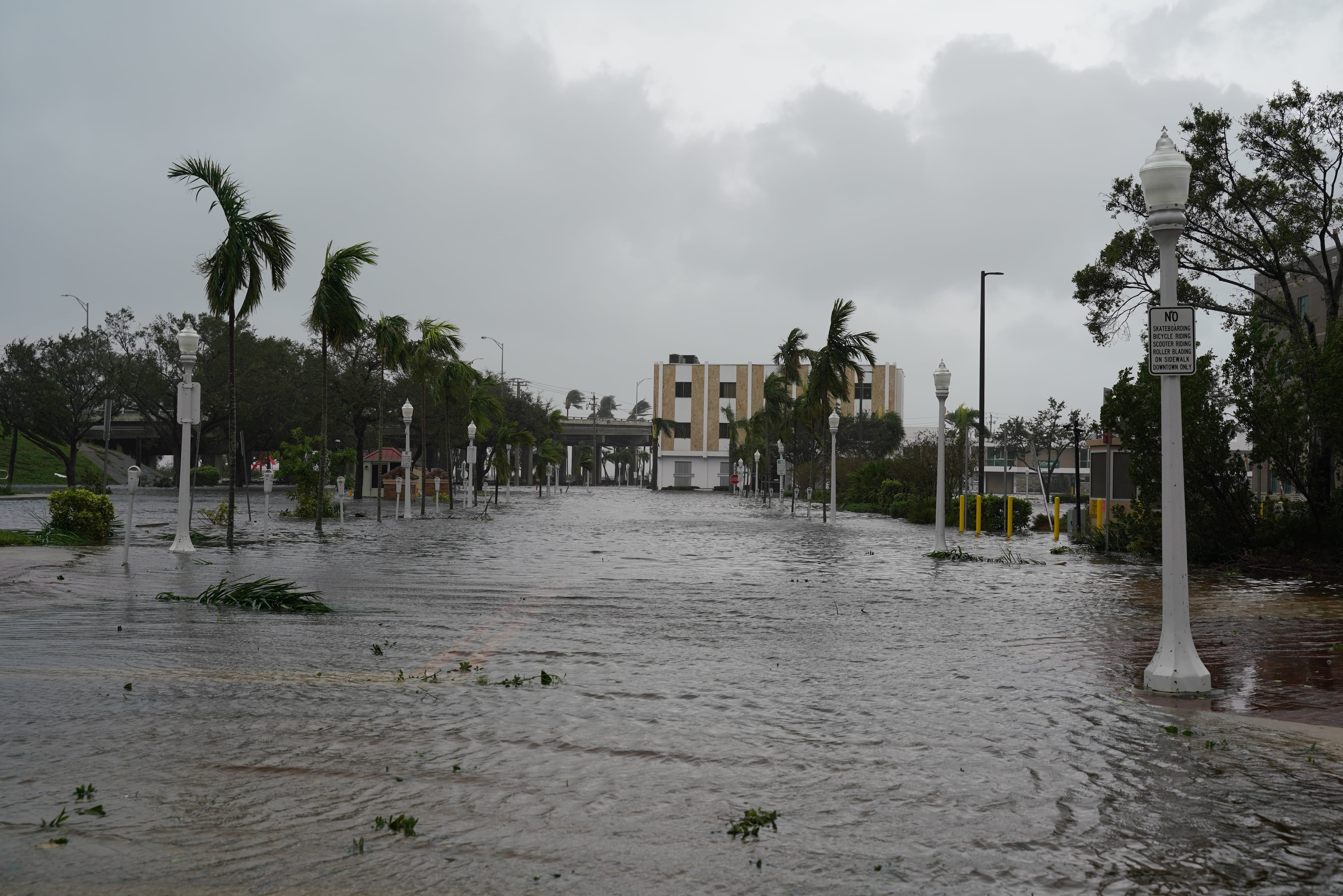 Barrios enteros permanecen inundados en distintas localidades de Florida