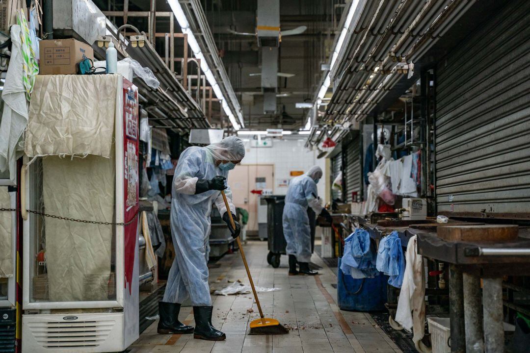 Varios trabajadores limpian y desinfectan un mercado de Hong Kong