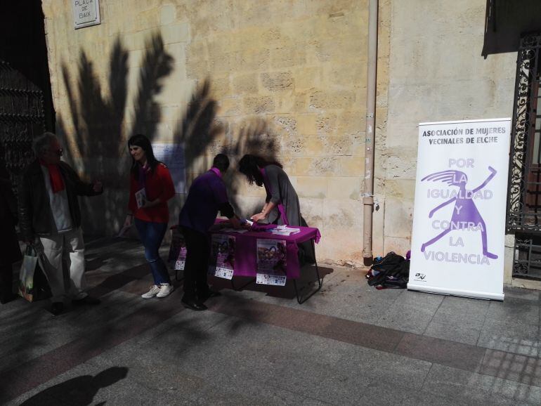 Mesa informativa de Mujeres Vecinales