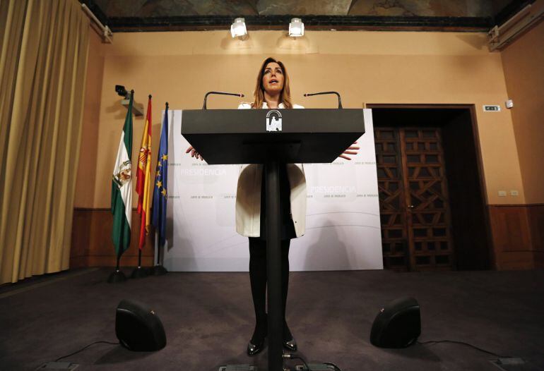 Andalusian regional president Susana Diaz speaks during a news conference in the Andalusian capital of Seville, southern Spain January 26, 2015. Diaz told Antonio Maillo, the leader of the IU (United Left) party and her partner in governing the region, to advance the regional elections to March 22, sources of IU said on Monday in that community. REUTERS/Marcelo del Pozo (SPAIN - Tags: POLITICS ELECTIONS)