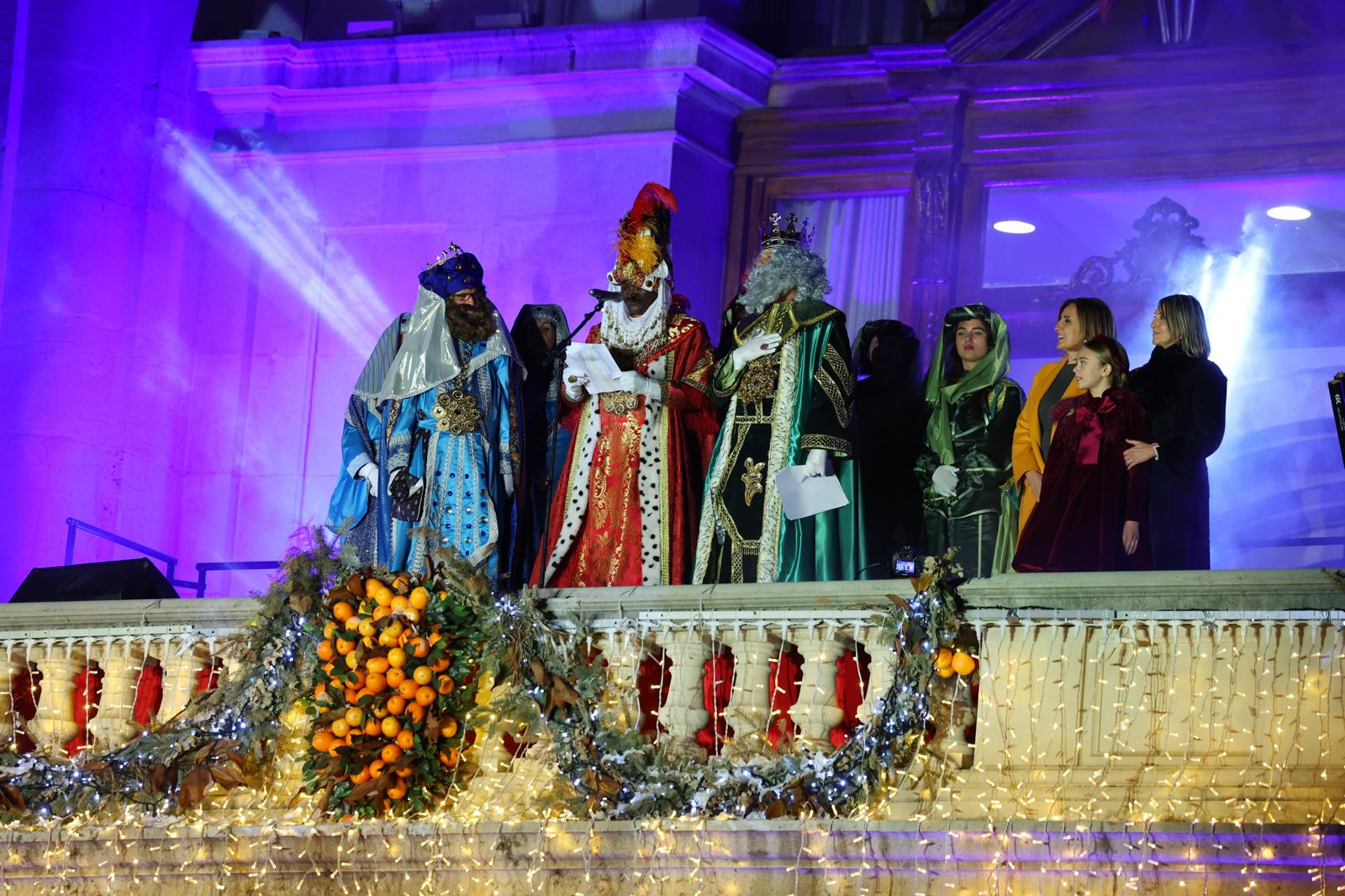 Los Reyes Magos en el balcón del Ayuntamiento de València