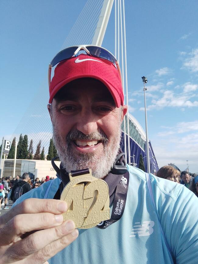 Alberto Pajares del Valle, fisioterapeuta y corredor, tras terminar la Maratón de València