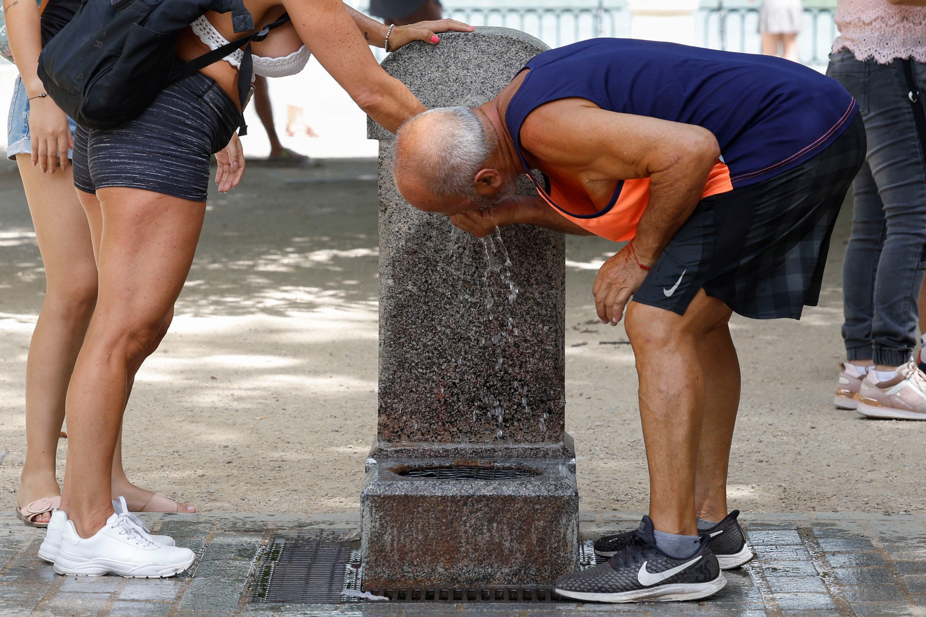 Un hombre mayor se refresca en una fuente el pasado lunes.