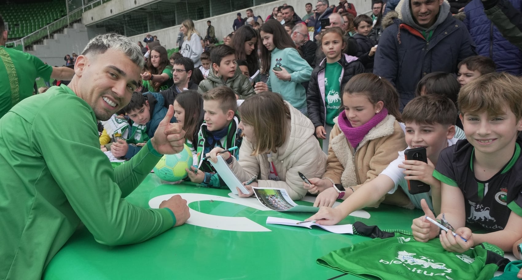 Arana, firmando autógrafos en El Sardinero.