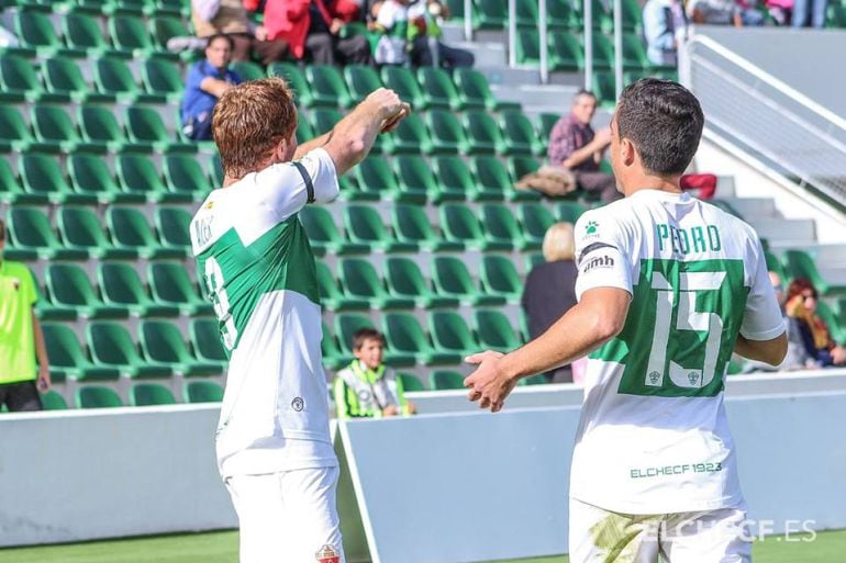 Álex Fernández celebra uno de sus goles junto al extremo Pedro Sánchez