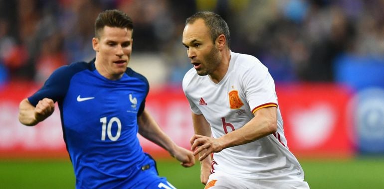 Gameiro presiona a Iniesta durante el amistoso entre Francia y España