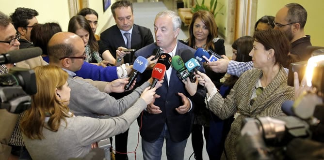 El secretario general del PsdG-PSOE, Pachi Vázquez, responde a los periodistas en los pasillos del Parlamento de Galicia