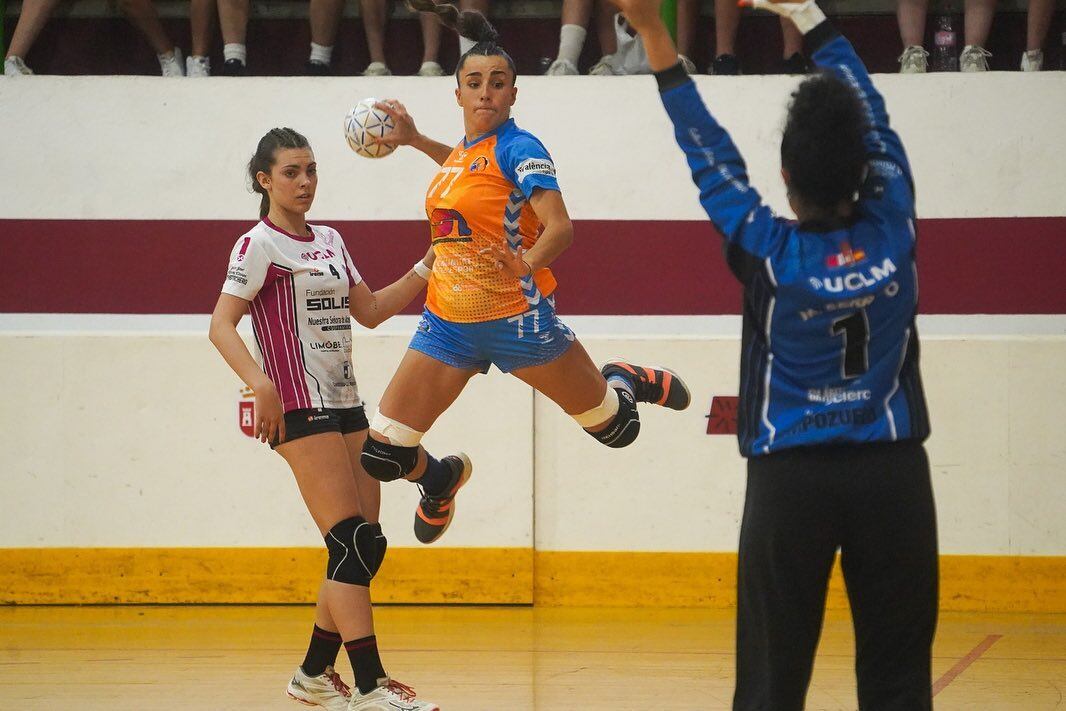 Nuria Cardona en un lanzamiento con su ex equipo, el Grupo USA H. Mislata