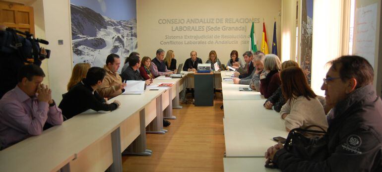 Reunión en el SERCLA de Granada entre patronal y sindicatos del sector de hostelería celebrada este lunes