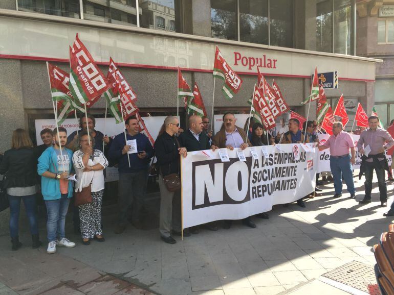 Protesta sindical en una de las oficinas de Banco Popular.