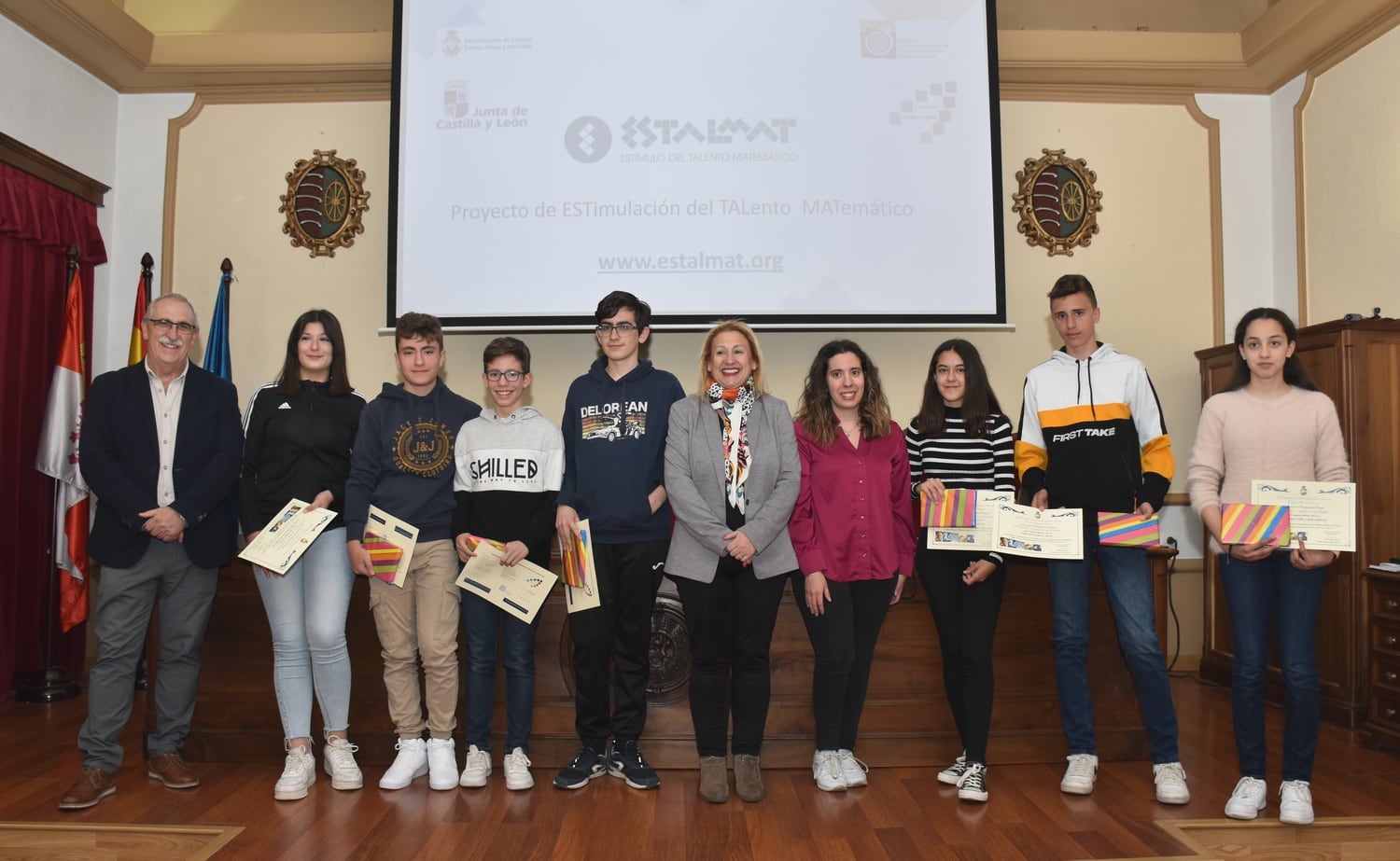 Los alumnos que ha terminado este primer proyecto matemático junto al director del IES  Antonio Machado, Miguel Ángel Delgado, y la delegada de la Junta en Soria, Yolanda de Gregorio.