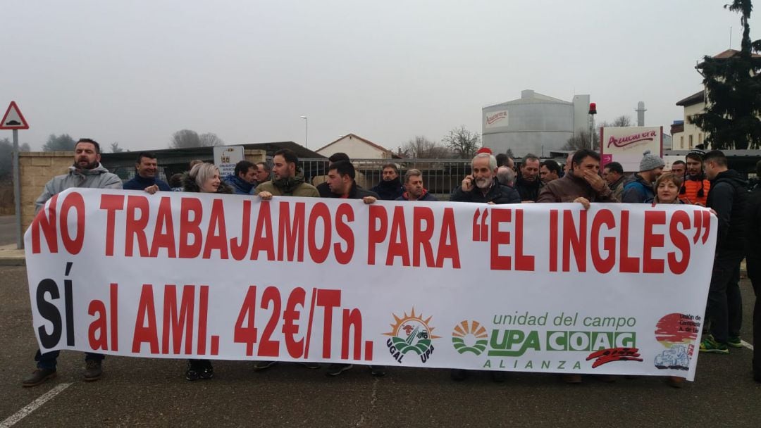 Protesta de los agricultores frente a la Azucarera de La Bañeza