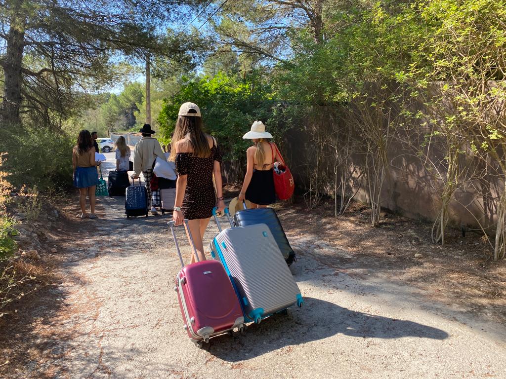 Los turistas desalojados abandonando el complejo