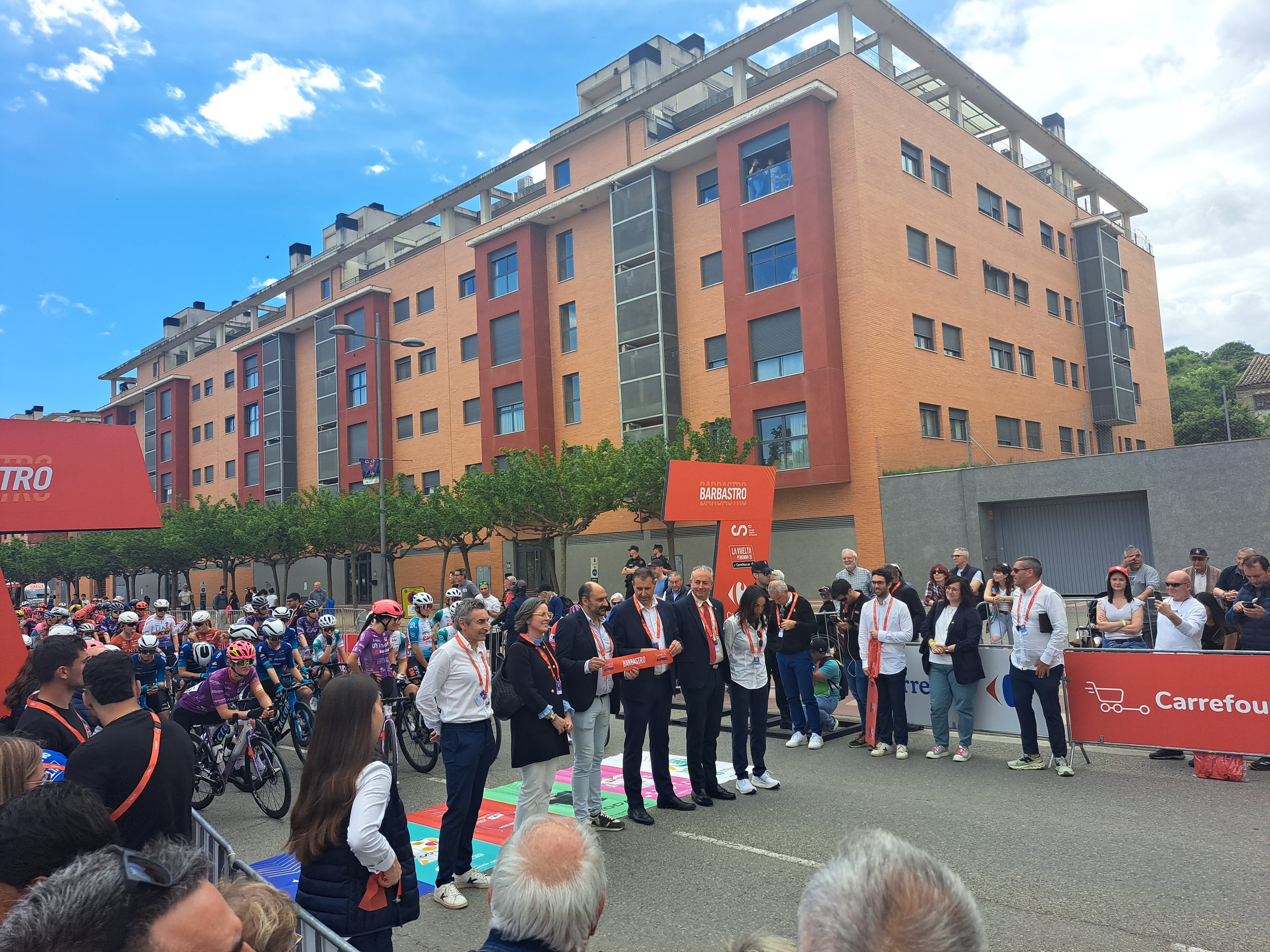 Salida Vuelta a España Femenina 2025. Barbastro.