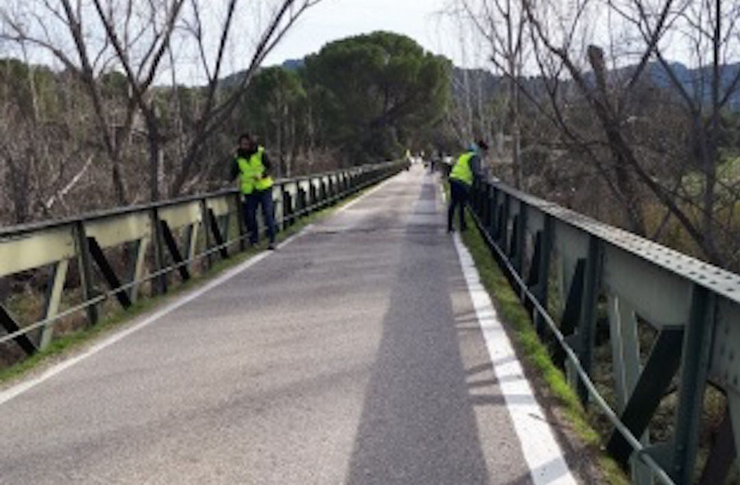 Dos operarios comprueban el estado del puente sobre el río Jándula en Andújar.