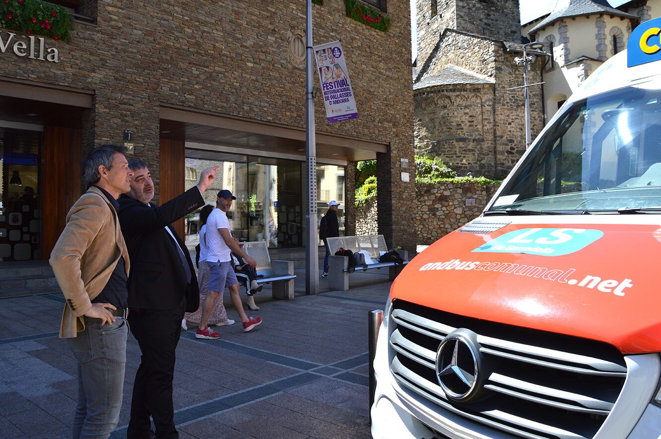 El CEO d'Andbús, Dani Vinseiro, amb el cònso major d'Andorra la Vella, David Astrié