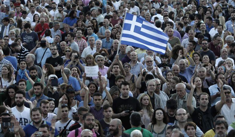 Protestantes exigiendo que Grecia permanezca en la Eurozona a las afueras del parlamento griego en Atenas (Grecia). 