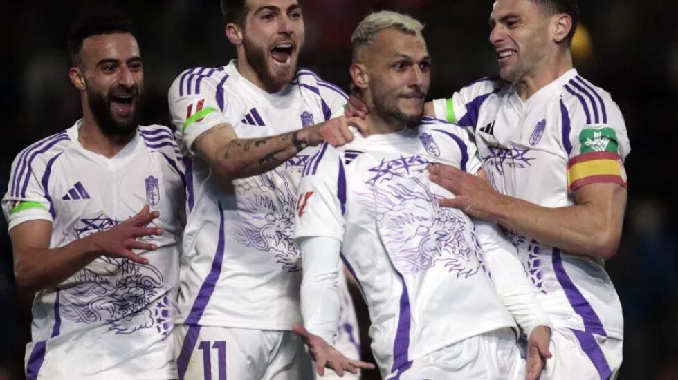 El delantero gaditano celebrando su primer gol con el Granada en Elda.